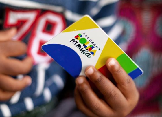 Iasmin da Silva (mãe) e Rafael de Jesus (filho) - Família Beneficiária do Programa Bolsa Família - CRAS de Sobradinho 1 - Brasília (DF). Na foto eles seguram o cartão do programa Bolsa Família. Fotos: Lyon Santos/ MDS