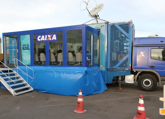 Caminhão da Caixa estacionado em frente ao shopping Conjunto Nacional faz negociação de dívidas com até 90% de desconto Por: Fabio Rodrigues Pozzebom/Agência Brasil