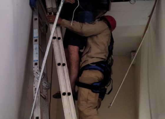 Equipe do 3º BBM realizando o resgate da vítima - Foto por: CBMMTEquipe do 3º BBM realizando o resgate da vítima