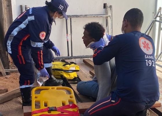 Bombeiros socorrem homem que caiu de telhado de 3 metros de altura.