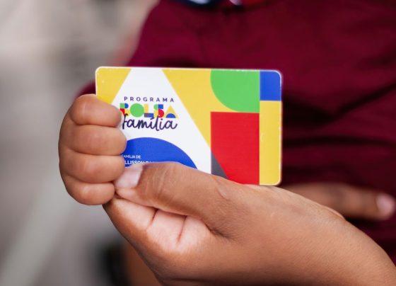 Erilene (27 anos), Mauro (05 anos) Elias (06 meses) - Família Beneficiária do Programa Bolsa Família - CRAS de Sobradinho 1 - Brasília (DF). Na foto eles seguram o cartão do programa Bolsa Família. Fotos: Lyon Santos/ MDS