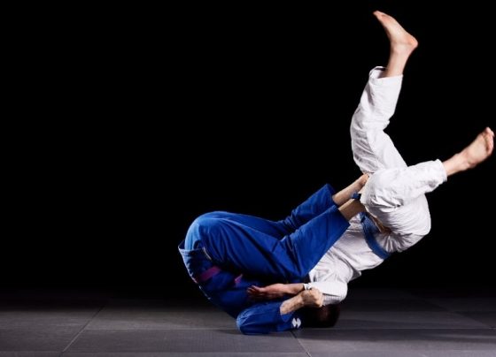 Esposa praticante de jiu-jitsu salva marido durante briga de trânsito em Rondonópolis