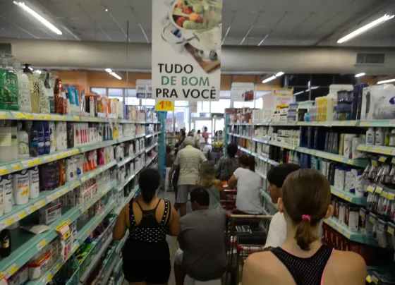Vitória (ES) - Supermercados lotados com filas nos caixas e na entrada funcionam com horário reduzido (Tânia Rêgo/Agência Brasil)
