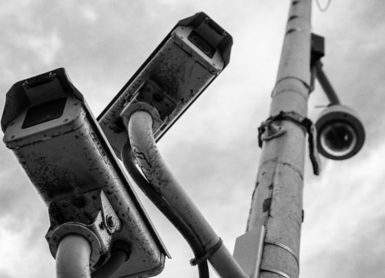 Camera de seguranca em postes - Fotos do Canva