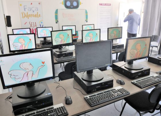 Ofertar e dinamizar o acesso à tecnologia a crianças e jovens é uma das prioridades do Governo do Distrito Federal (GDF). Neste sábado (28), foi dado mais um passo neste sentido com a inauguração do primeiro laboratório de informática fruto do programa Reciclotech. A entidade beneficiada é o Instituto Viver Rafaela, localizado no Setor de Indústrias do Gama. O instituto recebeu 15 computadores que permitiram a criação de um laboratório de inclusão digital. Foto: Acácio Pinheiro/Agência Brasília