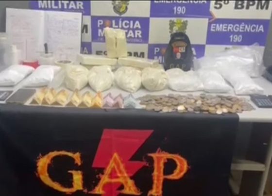 PM prende homem com tabletes e porções de cocaína e recupera motocicleta furtada