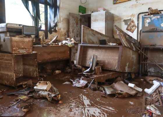 Eldorado do Sul (RS), 22/05/2024 – CHUVAS-RS - DESTRUIÇÃO - Conforme as águas vão baixando, moradores de Eldorado do Sul tendo contato com os estragos causados pelas enchentes. - Estragos causado pela enchente na Escola de Municipal de Educação Infantil Arco-Íris. Foto: Rafa Neddermeyer/Agência Brasil