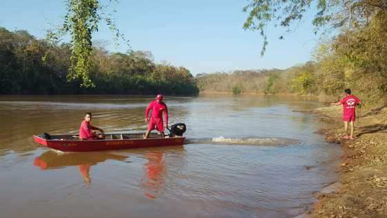 Sirval Lemes da Silva, de 67 anos, caiu nas margens do rio enquanto pescava; buscas contaram com apoio da Polícia Civil e POLITEC.