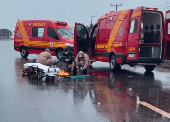 Mulher morre e homem fica gravemente ferido em acidente entre moto e carro na BR-163, em Sorriso