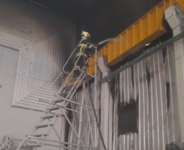 Corpo de Bombeiros de Mato Grosso combate incêndio em fábrica de transformadores