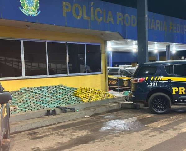 PRF apreende mais de 370 kg de drogas e fuzil escondidos em caminhão com gado em Cáceres