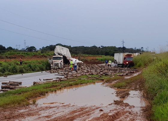 O trânsito no local segue no sistema de "pare e siga". (Foto: Reprodução)