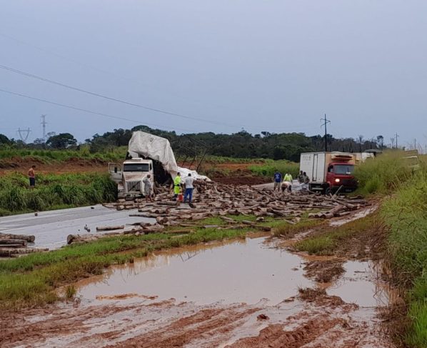 O trânsito no local segue no sistema de "pare e siga". (Foto: Reprodução)