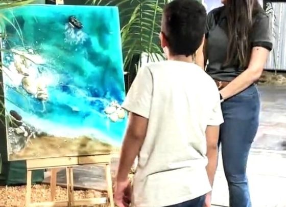 Mae destaca recepcao de criancas autistas no estande da Prefeitura dentro da