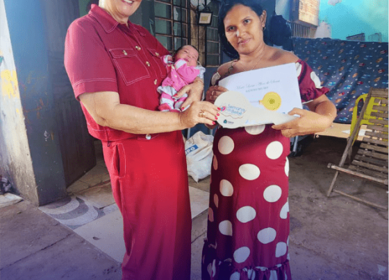 Primeiro bebe a nascer em maio recebe chave da cidade de Sinop