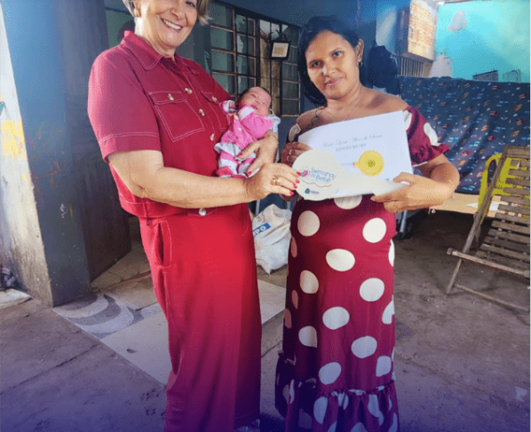 Primeiro bebe a nascer em maio recebe chave da cidade de Sinop