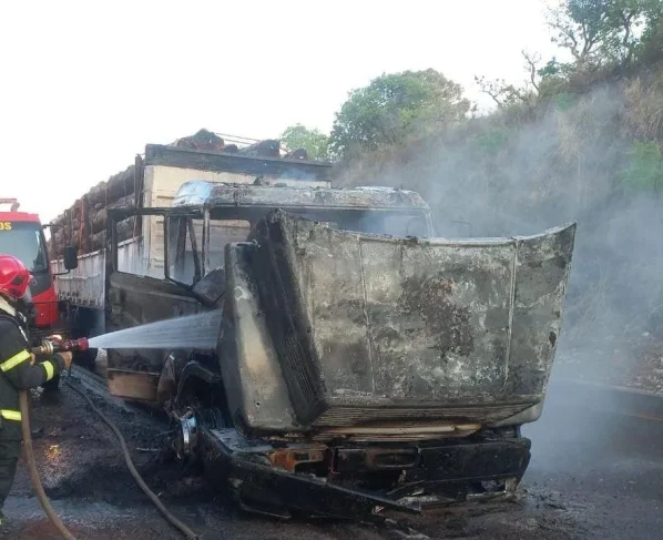 Bombeiros evitam propagação de incêndio em carreta na BR-364