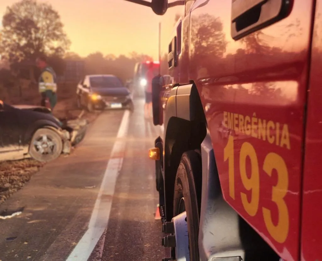 Caminhonete capota após colisão entre veículos em bairro de Sinop
