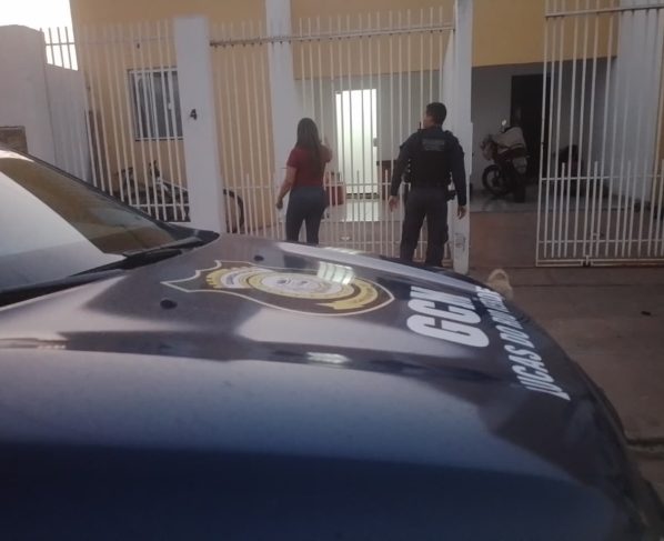 Menina foi encontrada sozinha em uma kitnet no bairro Parque das Araras; Conselho Tutelar e Guarda Civil Municipal acompanharam o caso.