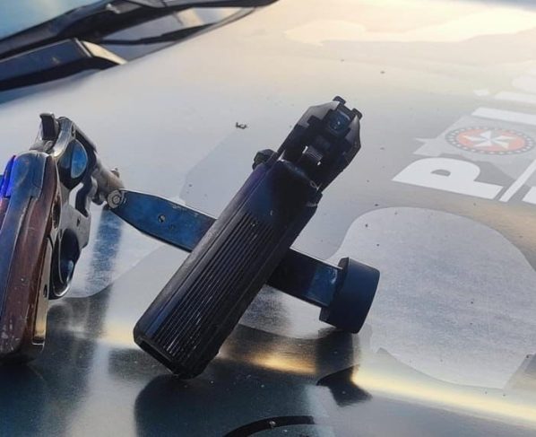Suspeitos reagiram à abordagem na MT-249 com armas em punho; dupla possuía histórico extenso de crimes e ligação com o tráfico de drogas.