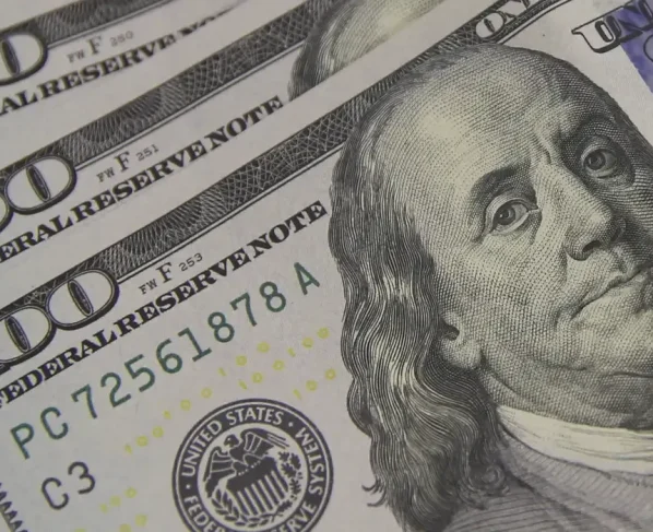 Dólar cai com alívio nas tensões entre EUA e China e impulsiona bolsa