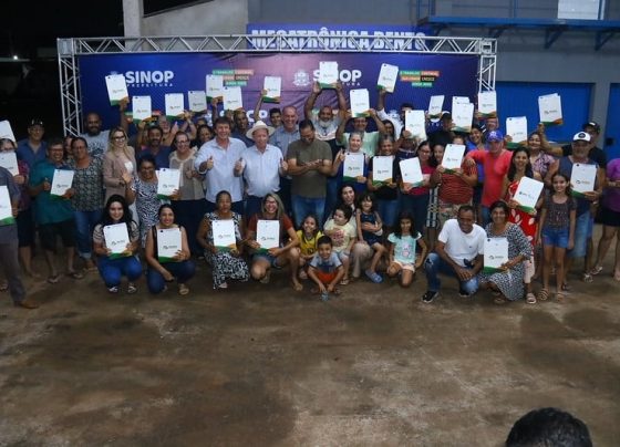Prefeito entrega 78 escrituras aos moradores da Comunidade Belo Ramo em Sinop