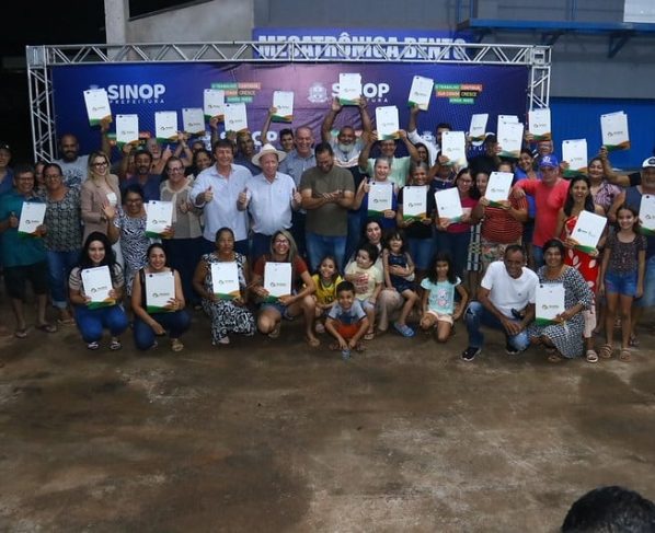 Prefeito entrega 78 escrituras aos moradores da Comunidade Belo Ramo em Sinop