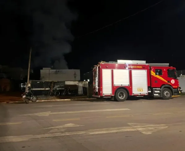 Bombeiros combatem incêndio em residência em Lucas do Rio Verde