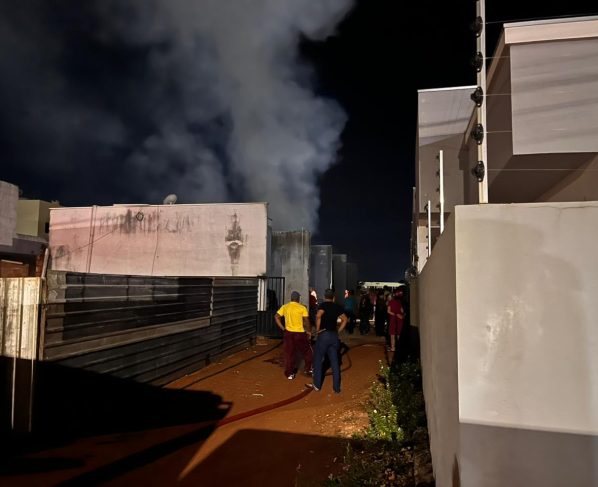 Fogo começou na parte externa do imóvel, atingiu ar-condicionado e se espalhou rapidamente; Bombeiros impediram que chamas alcançassem outras unidades