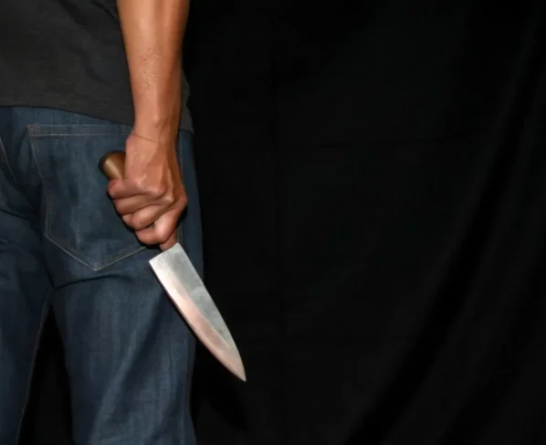 Mulher é morta a facadas durante discussão em pensão de Sinop