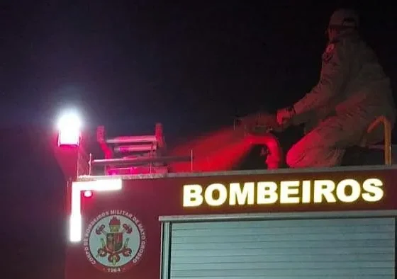 Incêndio destrói veículos em pátio de construtora em Sinop