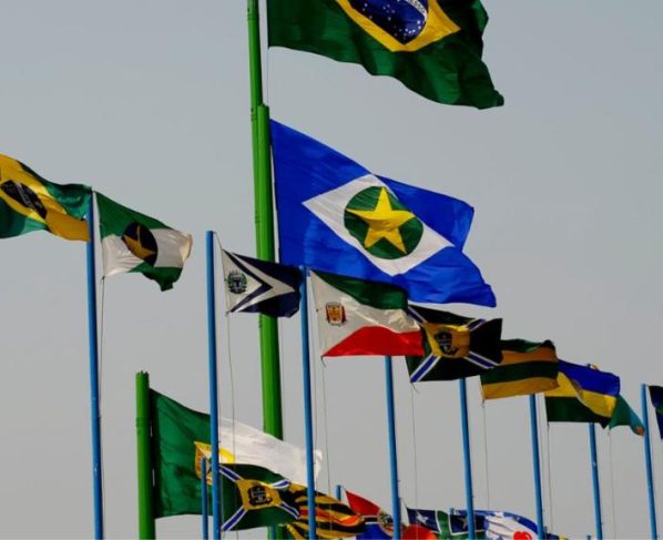 Foto de bandeiras de municípios de Mato Grosso