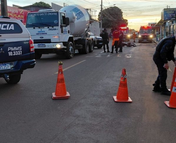 Policiais isolaram o local o acidente. (Foto: José Aparecido)