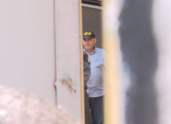 Ex-prefeito Alcides Bernal na saída da audiência de custódia que decretou sua prisão preventiva após assassinato de fiscal tributário em Campo Grande (Foto: Sérgio Saturnino)