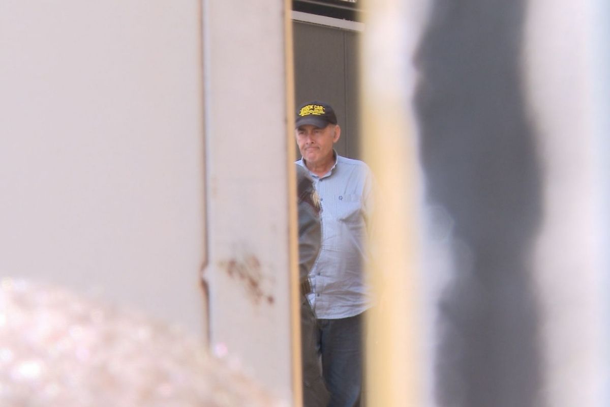 Ex-prefeito Alcides Bernal na saída da audiência de custódia que decretou sua prisão preventiva após assassinato de fiscal tributário em Campo Grande (Foto: Sérgio Saturnino)