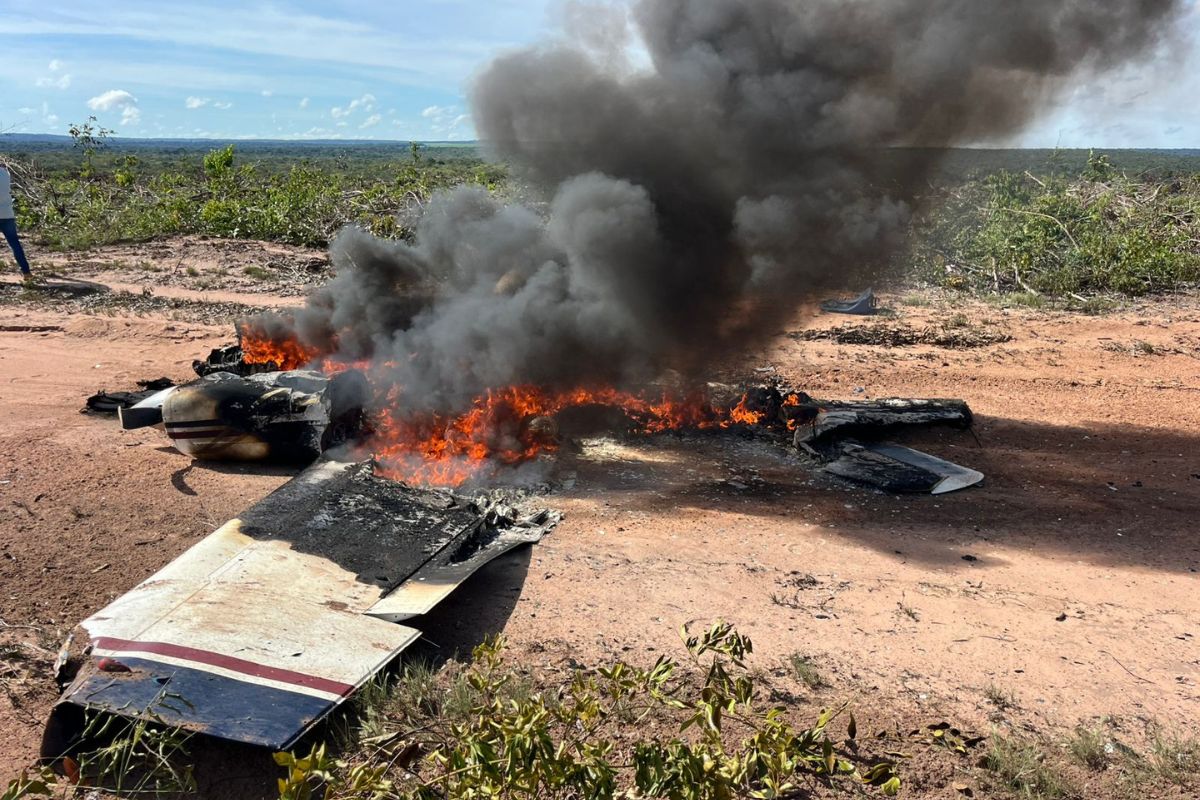 Aviao bimotor cai em estrada rural de MT 3