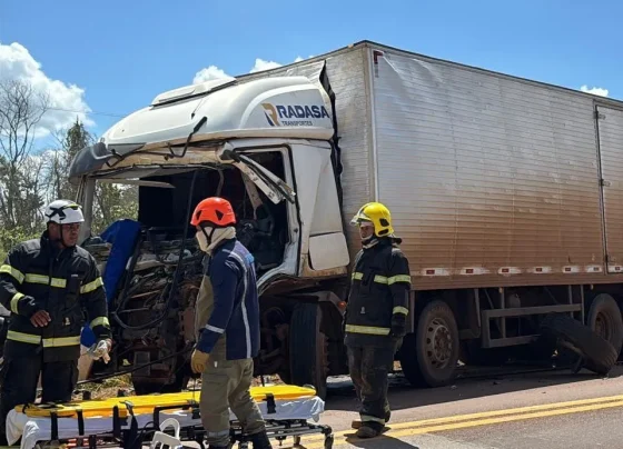 Bombeiros realizam resgate de vítimas em colisão na BR-163