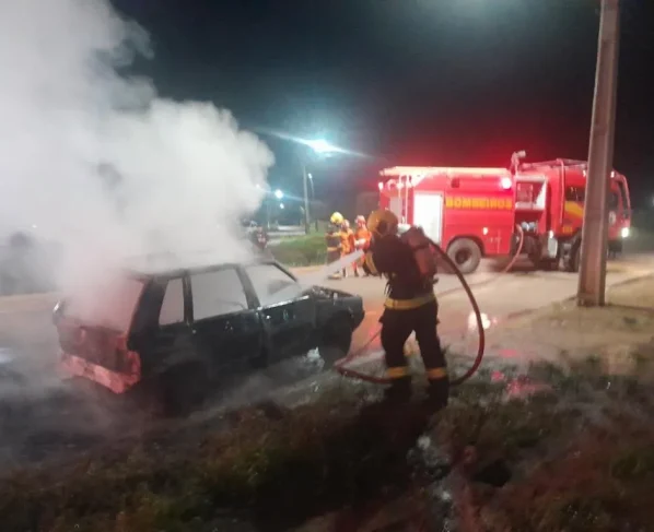 Incêndio em carro mobiliza bombeiros em avenida de Sinop