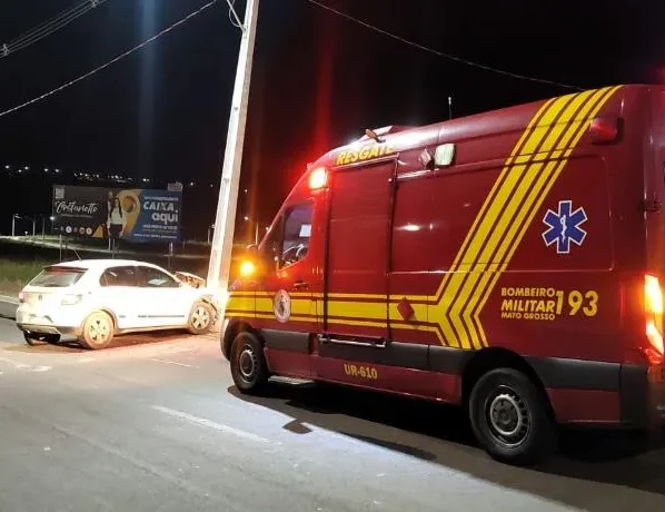 Colisão poste em Água Boa deixa motorista ferido e mobiliza Bombeiros