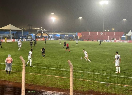 Chuva surpreendeu e caiu durante a partida. (Foto: Isabelly Melo)