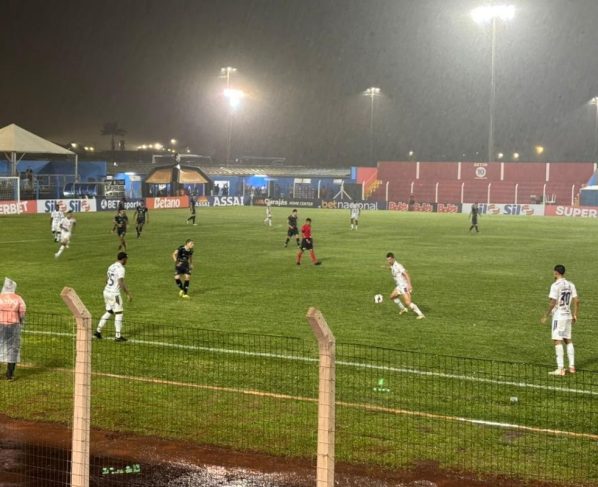 Chuva surpreendeu e caiu durante a partida. (Foto: Isabelly Melo)