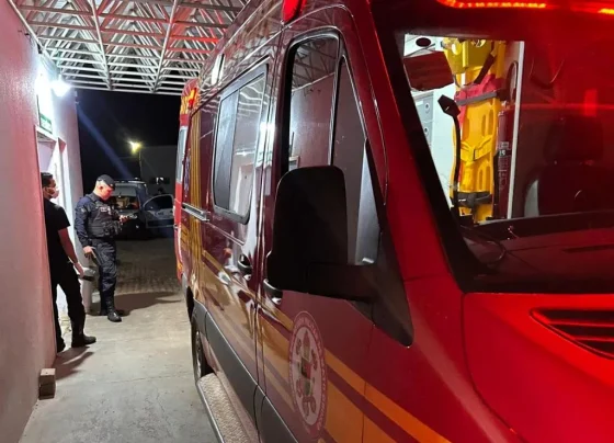 Foto dos Bombeiros de Mato Grosso se preparando para sair com a ambulância
