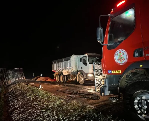 Caminhão do corpo de bombeiros em frente à ocorrência