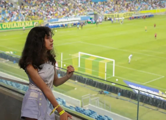 Menina assistindo jogo de futebol