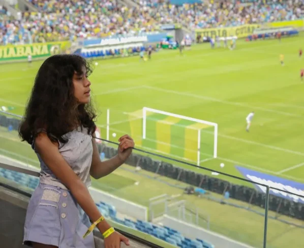 Menina assistindo jogo de futebol