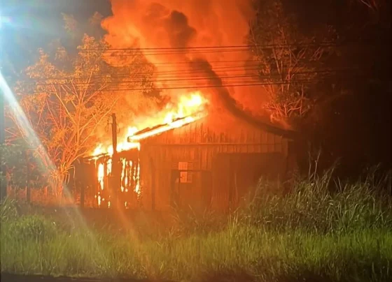 Homem incendeia casa da mãe em Juína e é preso pela PM