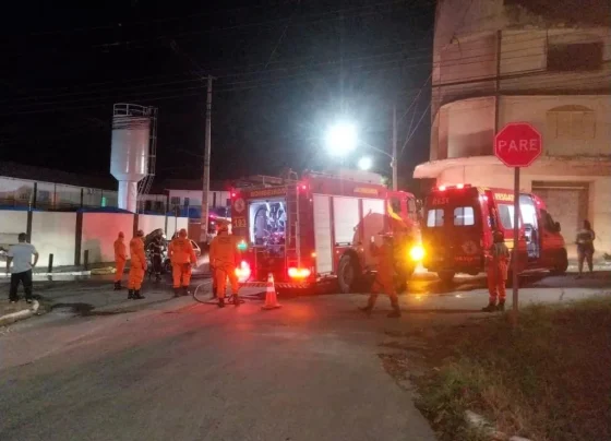 Bombeiros atendendo incêndio