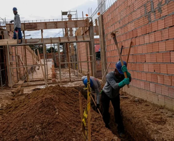 Pedreiros trabalhando