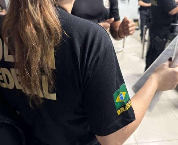 Policial federal segurando prancheta