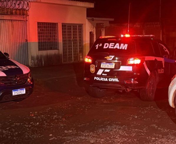 Polícia Militar, 1ª Del. Especializada de Atendimento à Mulher (DEAM) e Polícia Científica no local. (Foto: Diogo Nolasco)